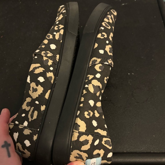 Tom’s size 8 leopard print - Picture 2 of 4